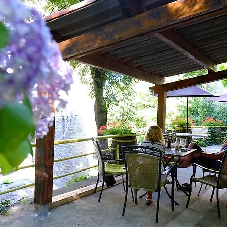 Maison Sous Le Pont Panzió 4*