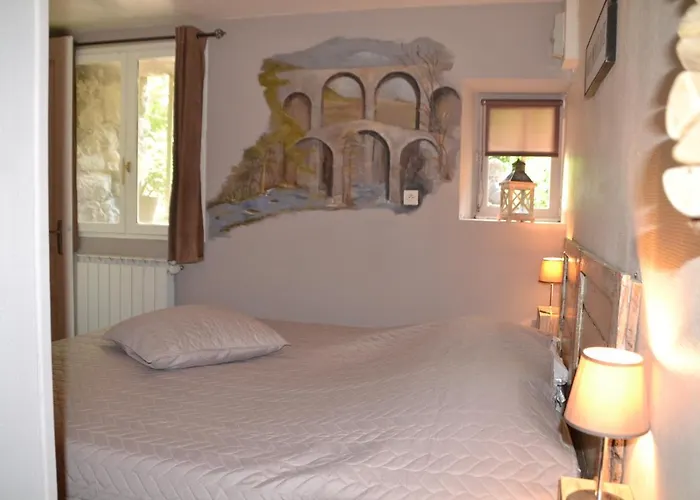 Maison Sous Le Pont Bed & Breakfast