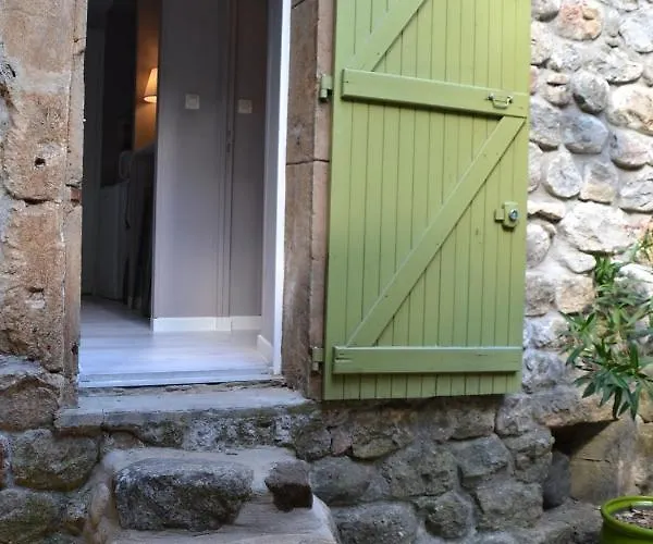 Maison Sous Le Pont Bed & Breakfast 4*