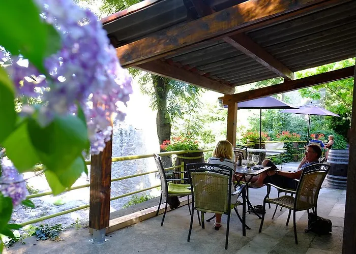 Maison Sous Le Pont Bed & Breakfast 4*