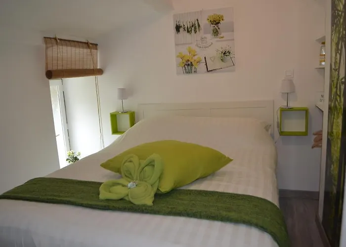 Maison Sous Le Pont Bed & Breakfast 4*