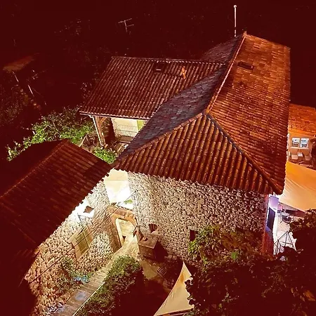 Alojamento de Acomodação e Pequeno-almoço Maison Sous Le Pont 4*